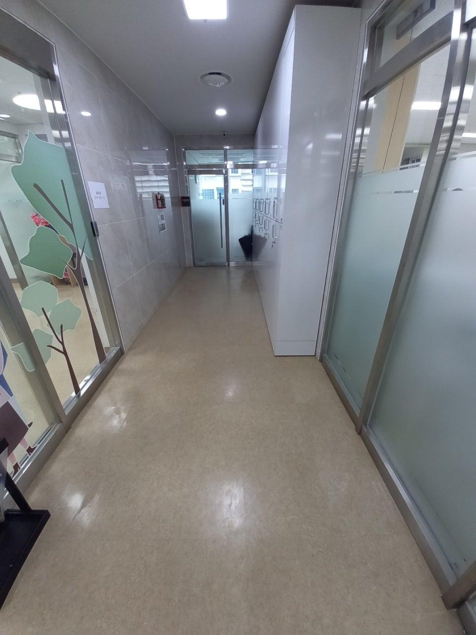 회색 타일 벽면과 다양한 형태의 유리문들