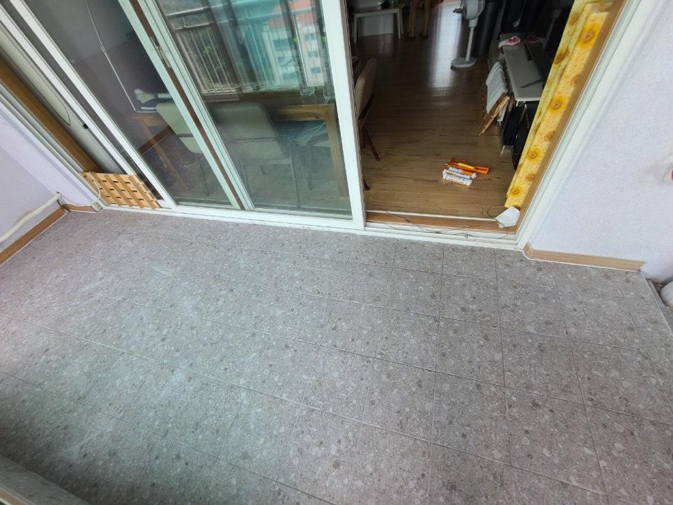 흰색 프레임 도어와 회색 타일의 경계