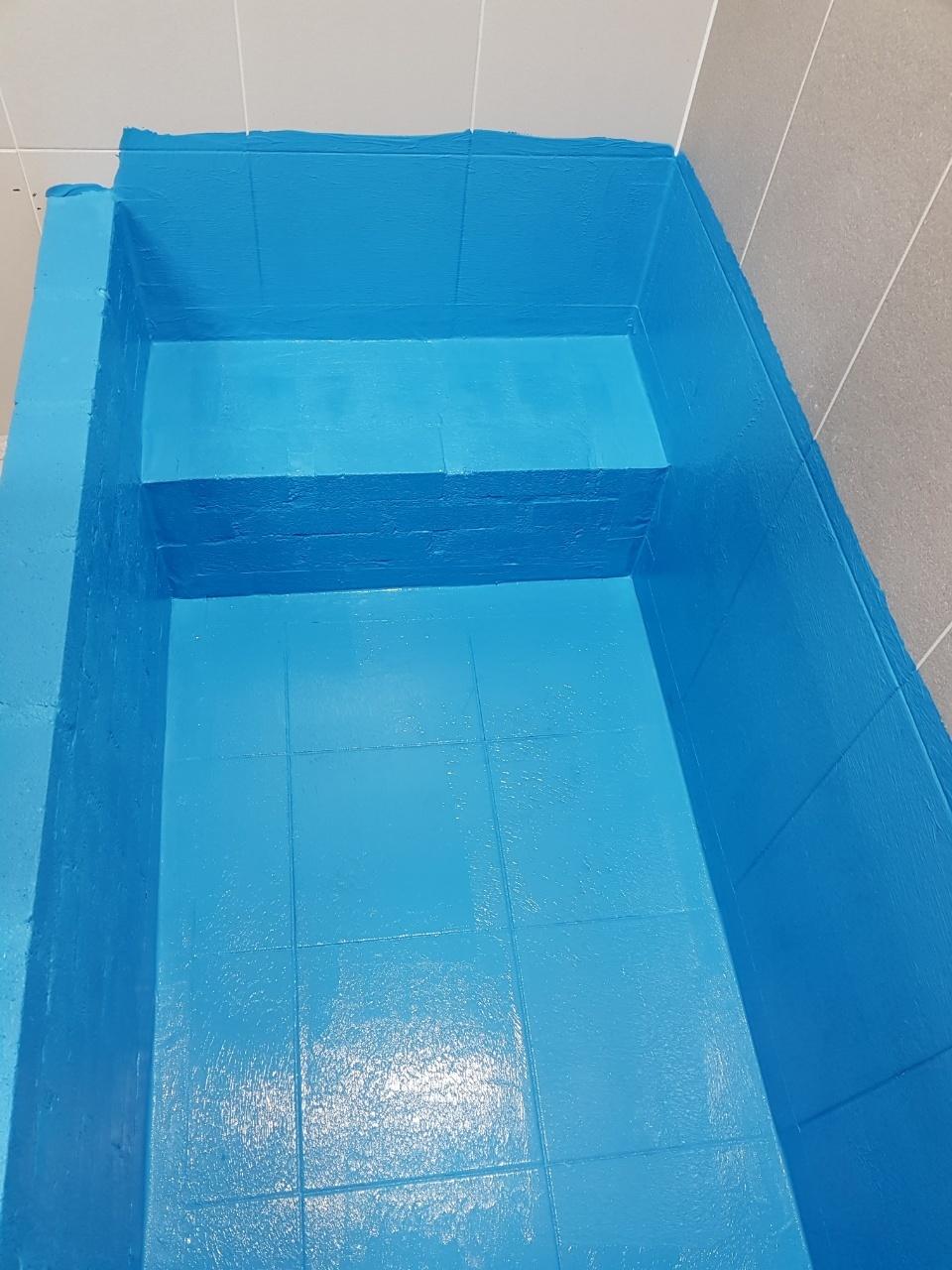 벽과 바닥이 파란색 방수제로 칠해진 내부