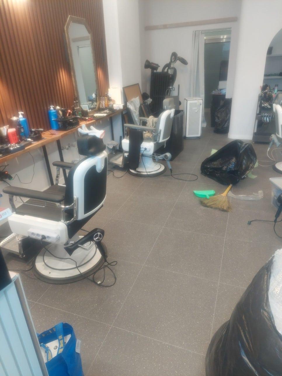 수공구와 소형 기기를 활용한 시공 장면