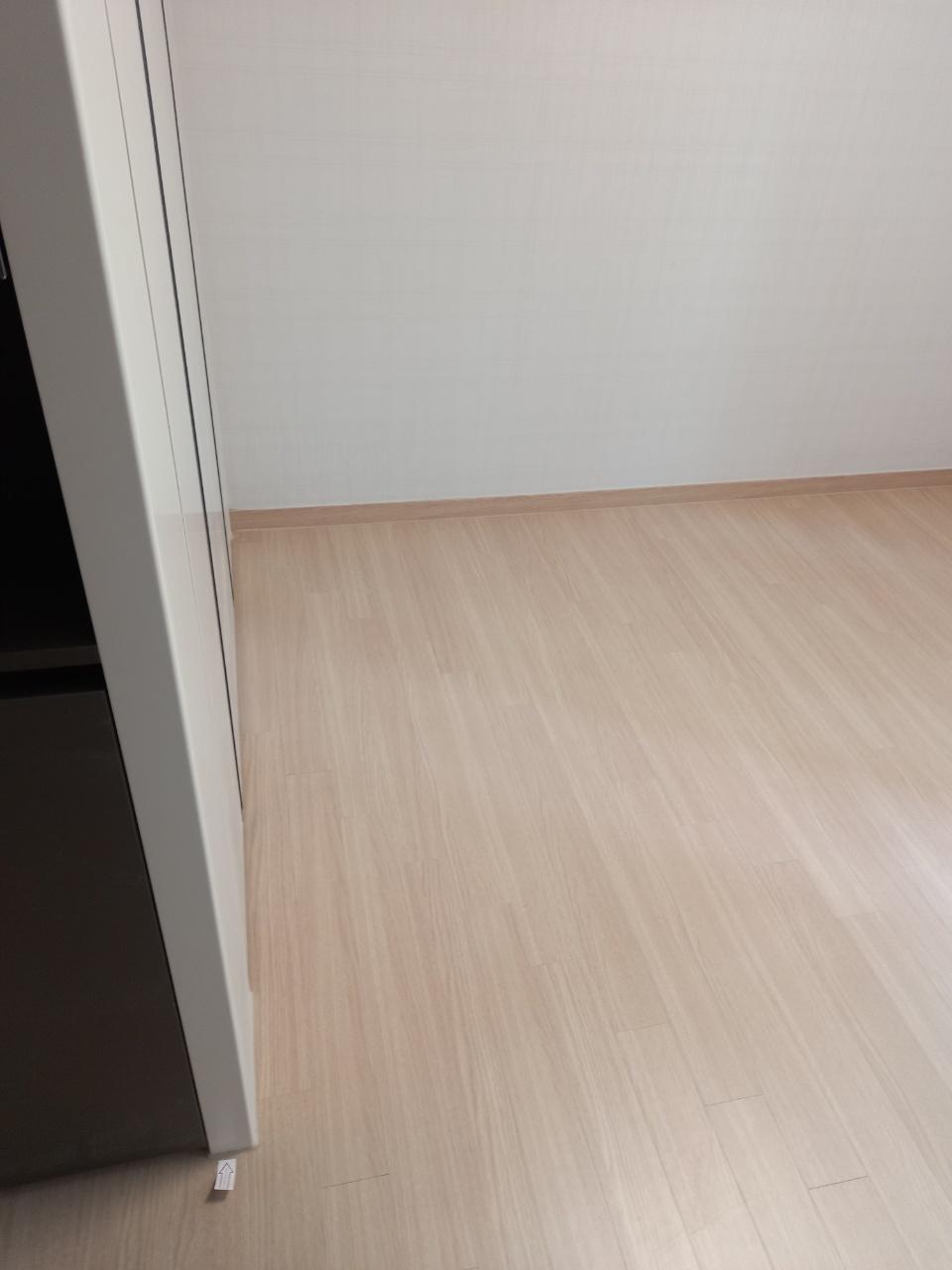 베이지색 바닥재가 드러난 내부 공간의 모습