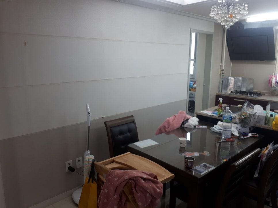 거실과 주방이 연결된 공간의 전경