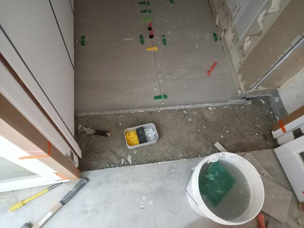 바닥 타일 배치 마크와 접착제 작업 모습