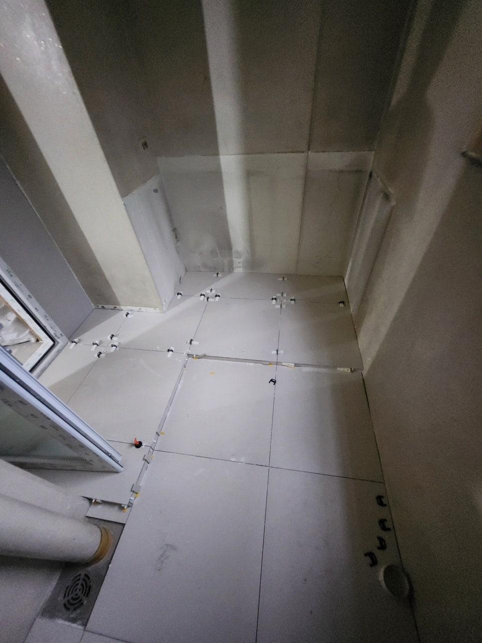 흰색 타일 바닥과 백색 콘크리트 구조물