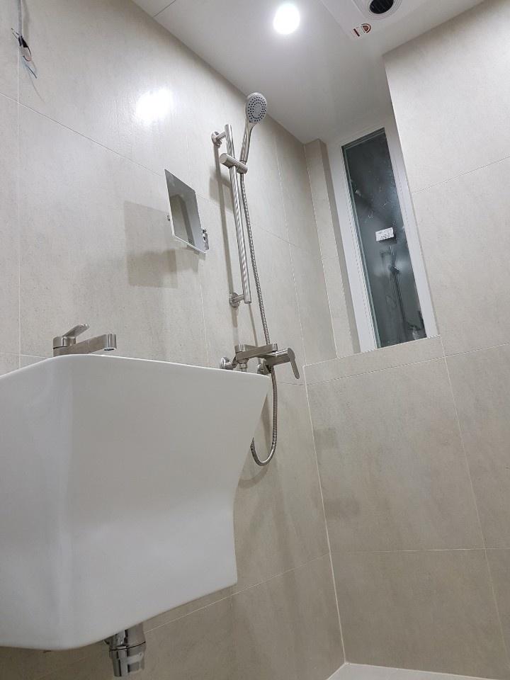 무광 니켈 수전이 적용된 세면대와 샤워 공간