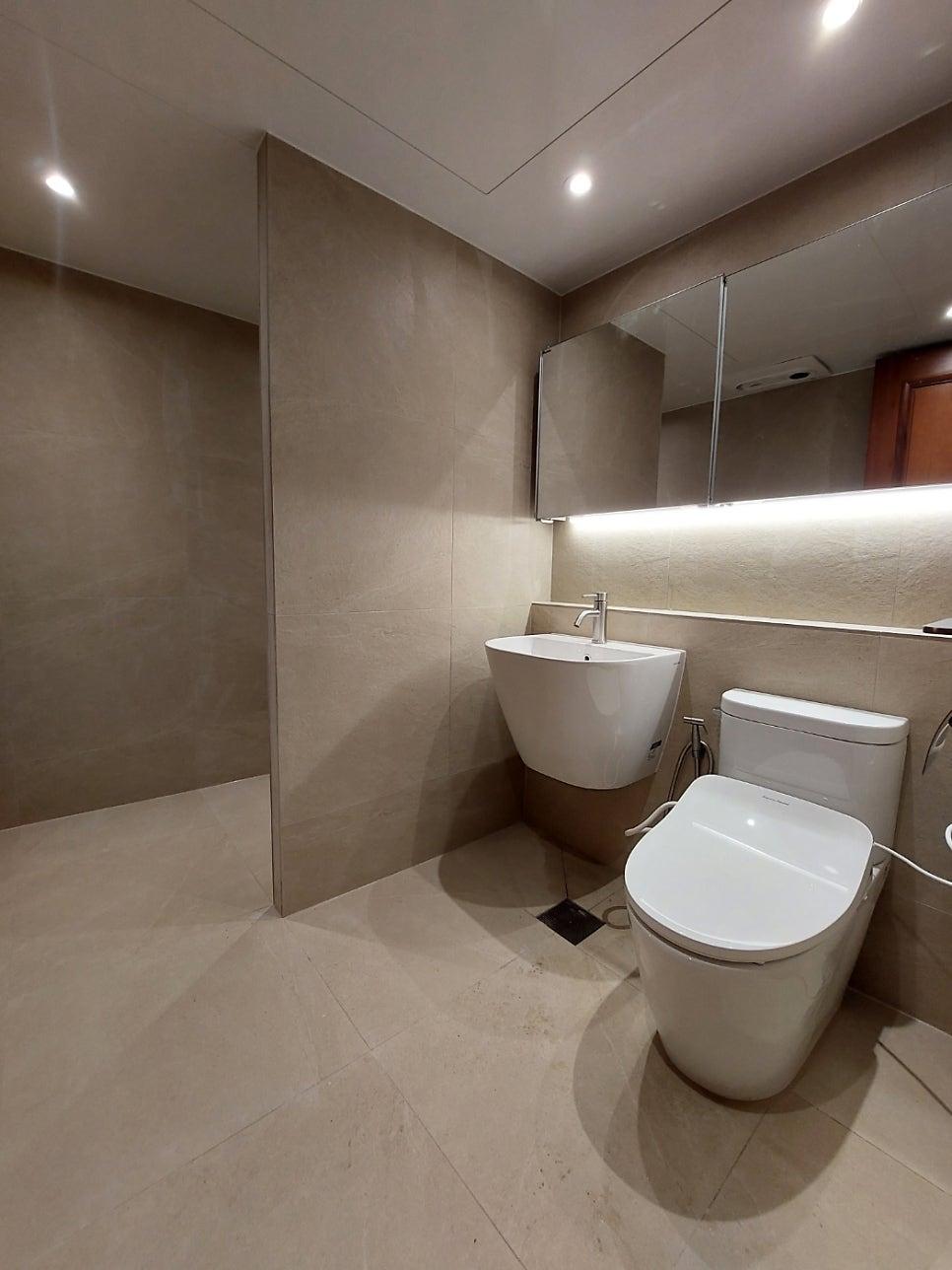 매립등과 세면대가 설치된 욕실 세부 모습