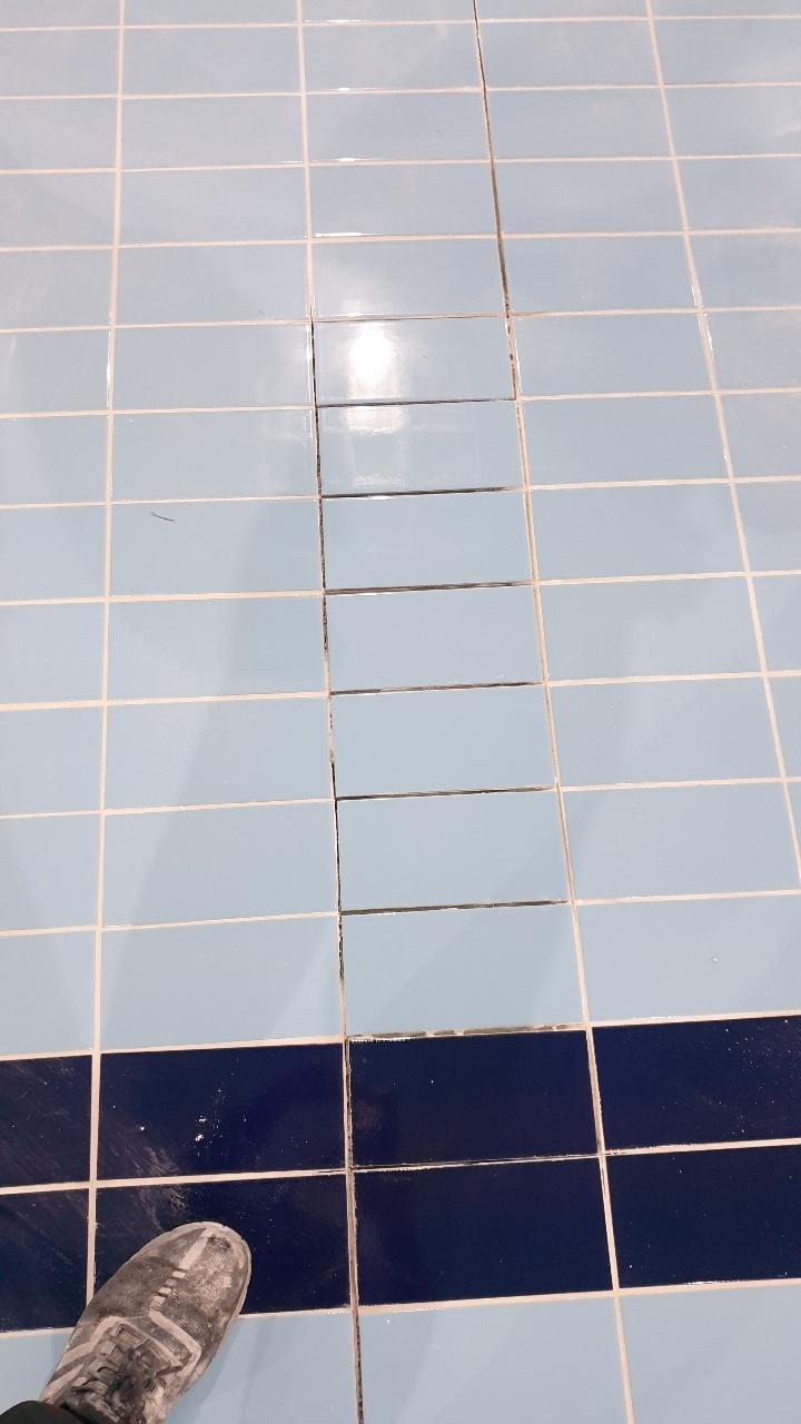 신발이 놓인 파란색 타일 바닥