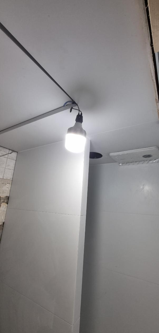 LED 전구와 천장 배관이 드러난 공사 과정