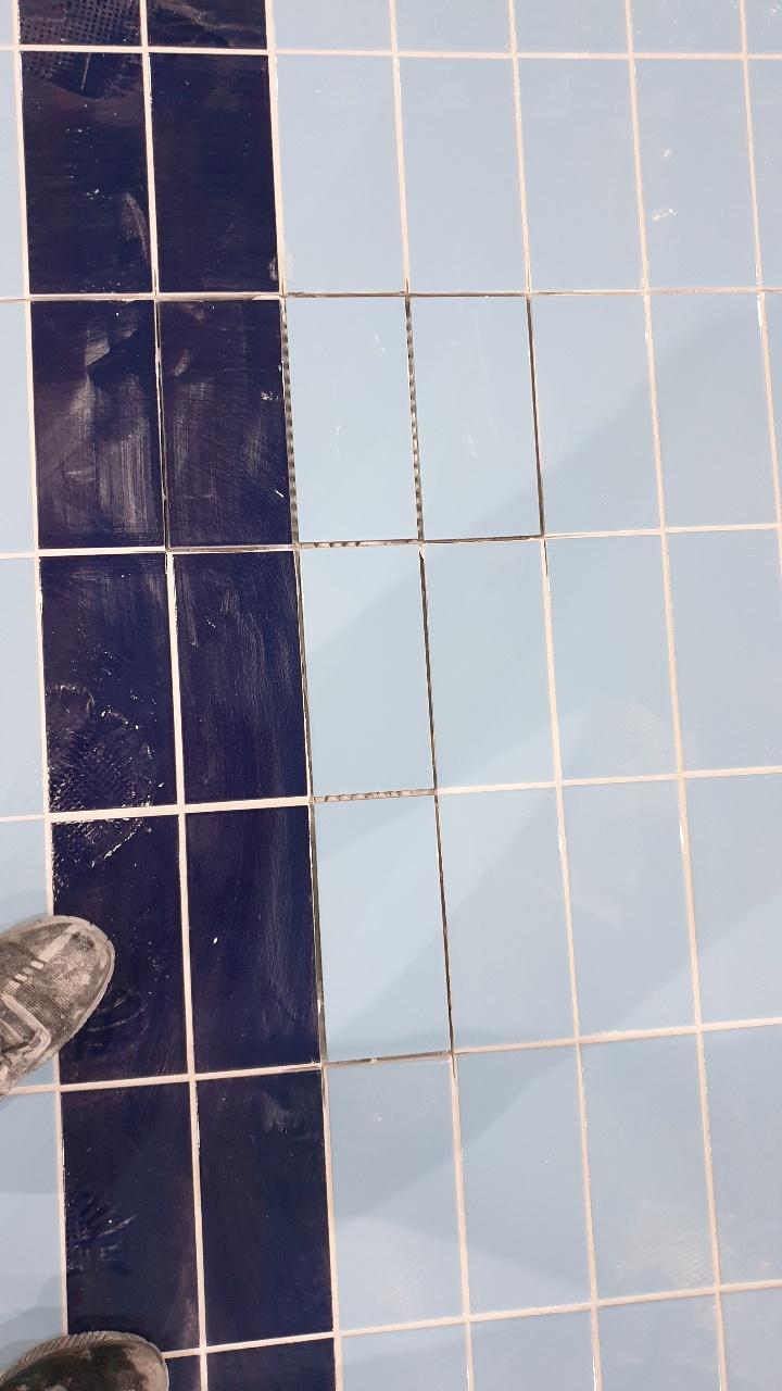검은색과 파란색 타일이 교차하는 지점
