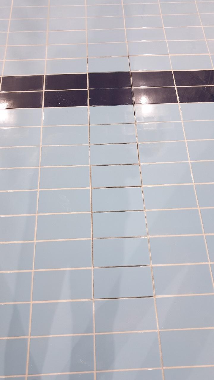 블루와 블랙 타일이 배치된 바닥 디테일