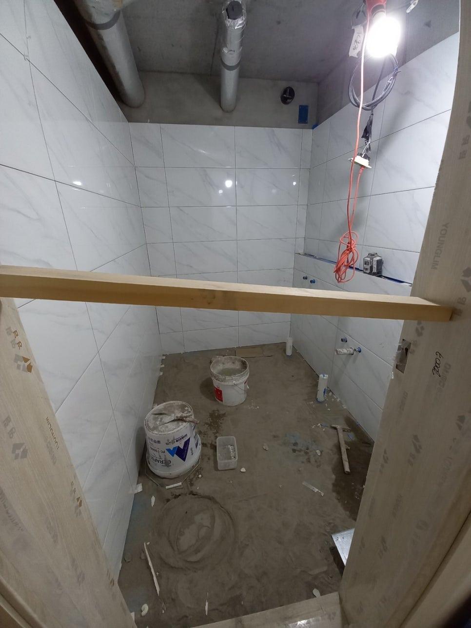 타일 부착 전 수평을 맞추는 세부 작업