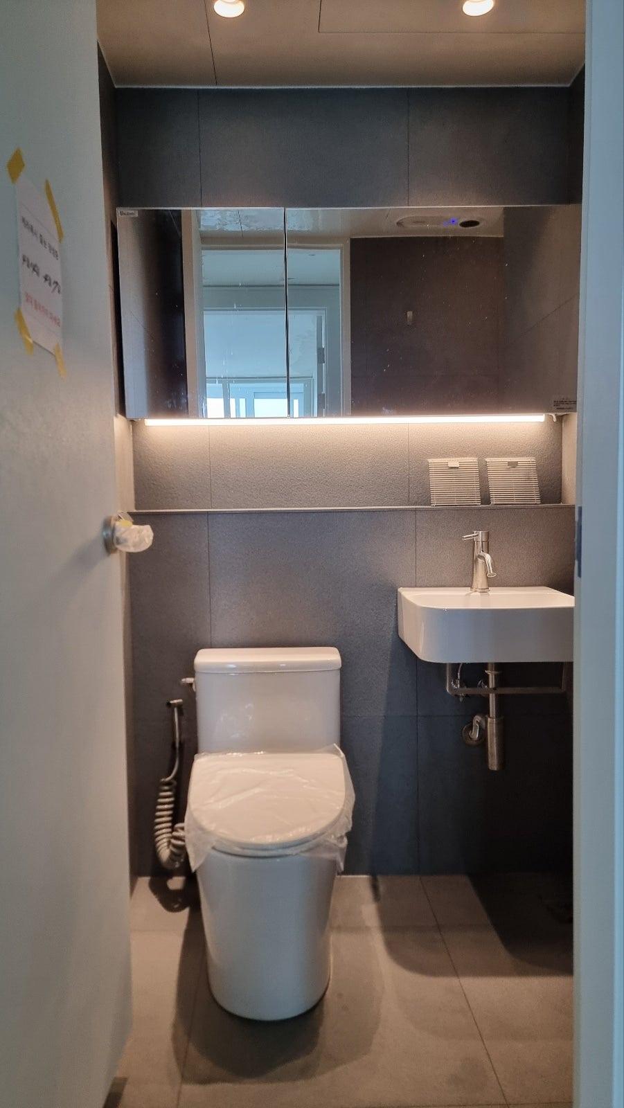 간접 조명이 비치는 아늑한 욕실 내부