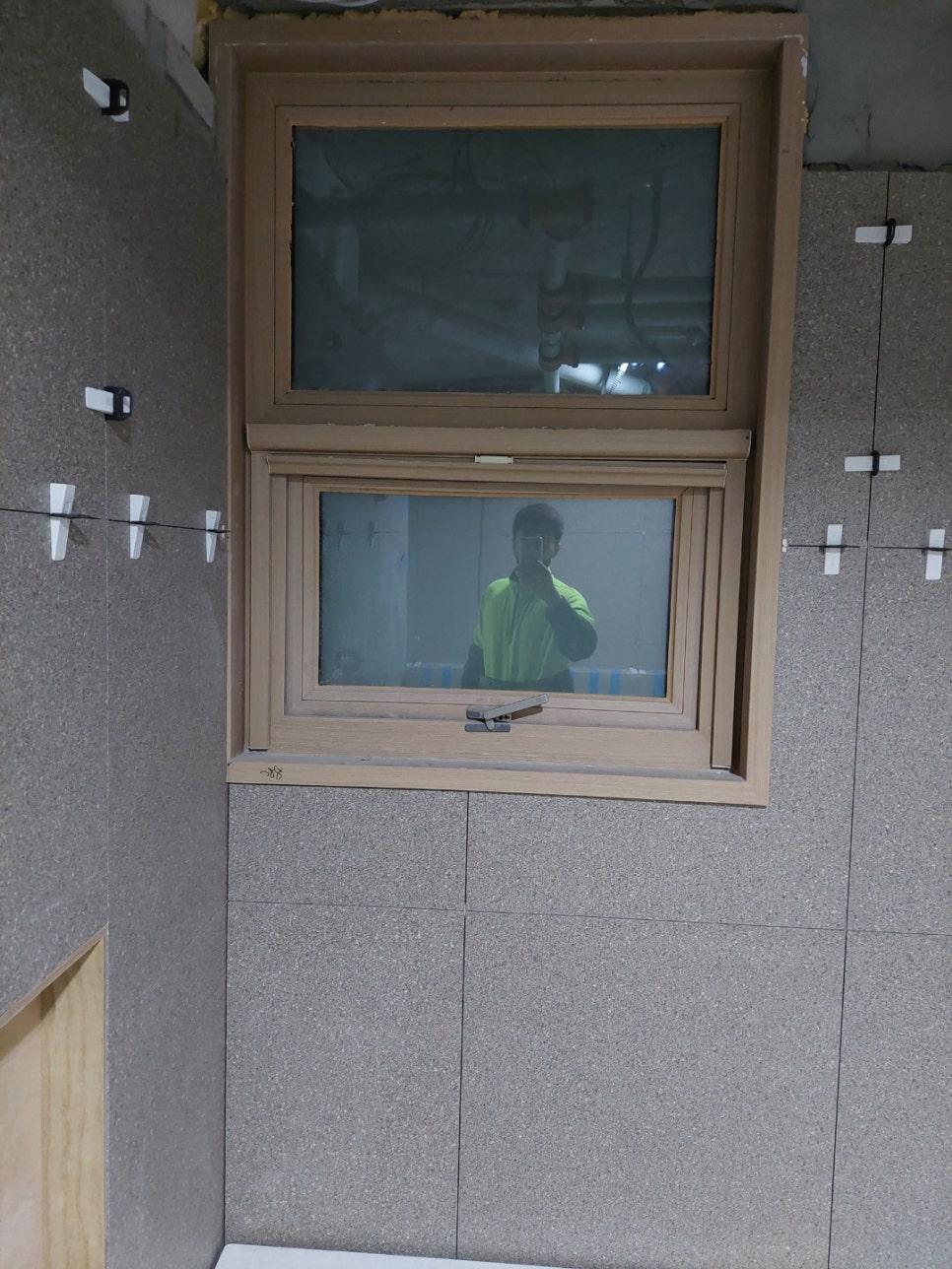 목공 작업을 위해 정돈된 창가 벽면