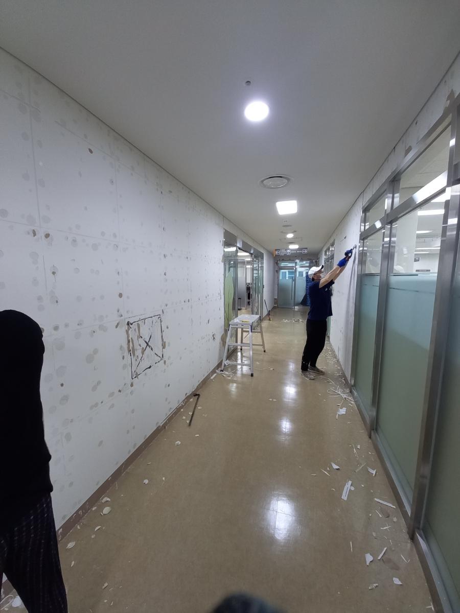 데코타일 철거 후 흰색 도배지가 드러난 벽면