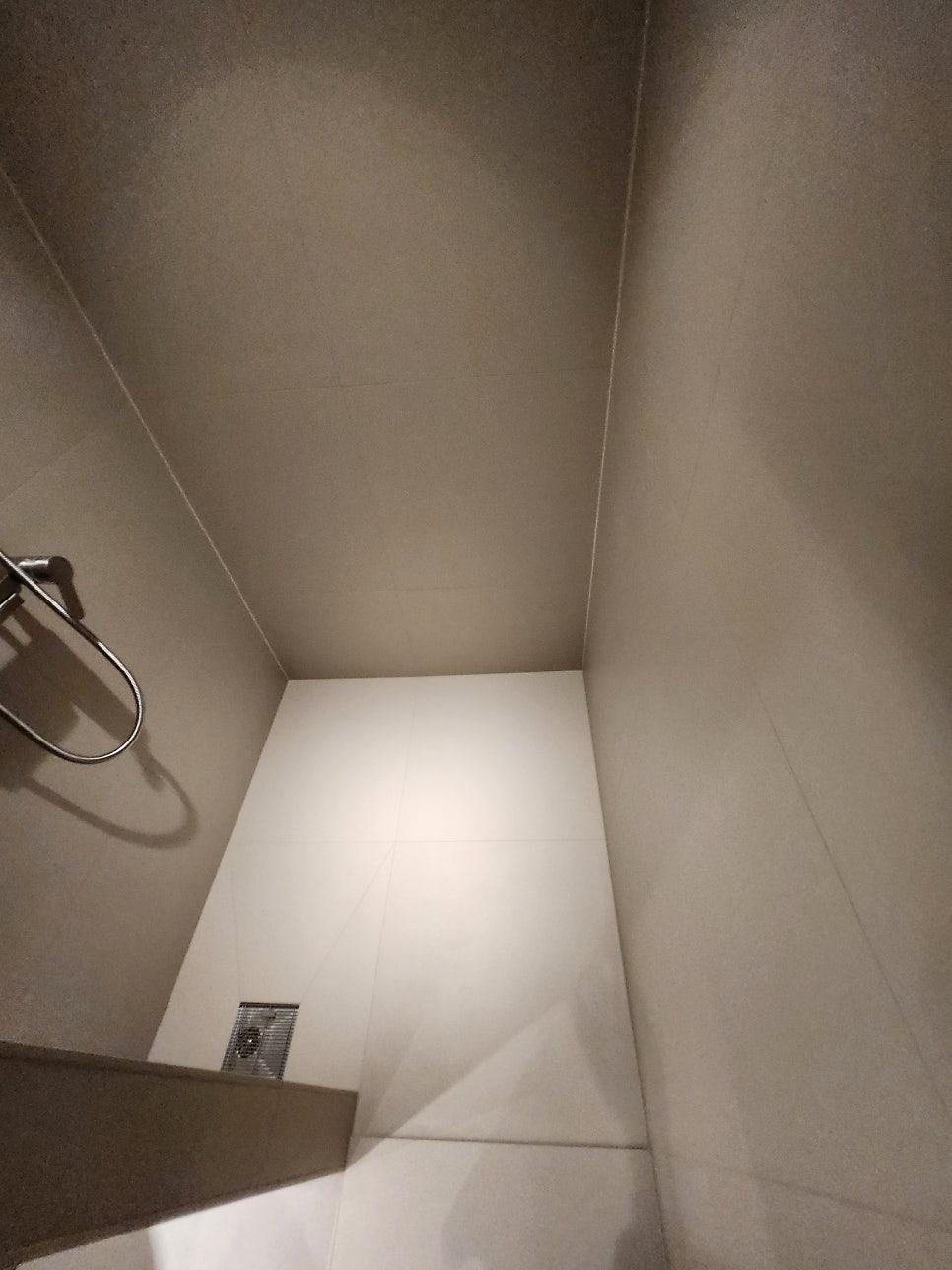 깔끔하게 마무리된 안방 욕실의 벽면