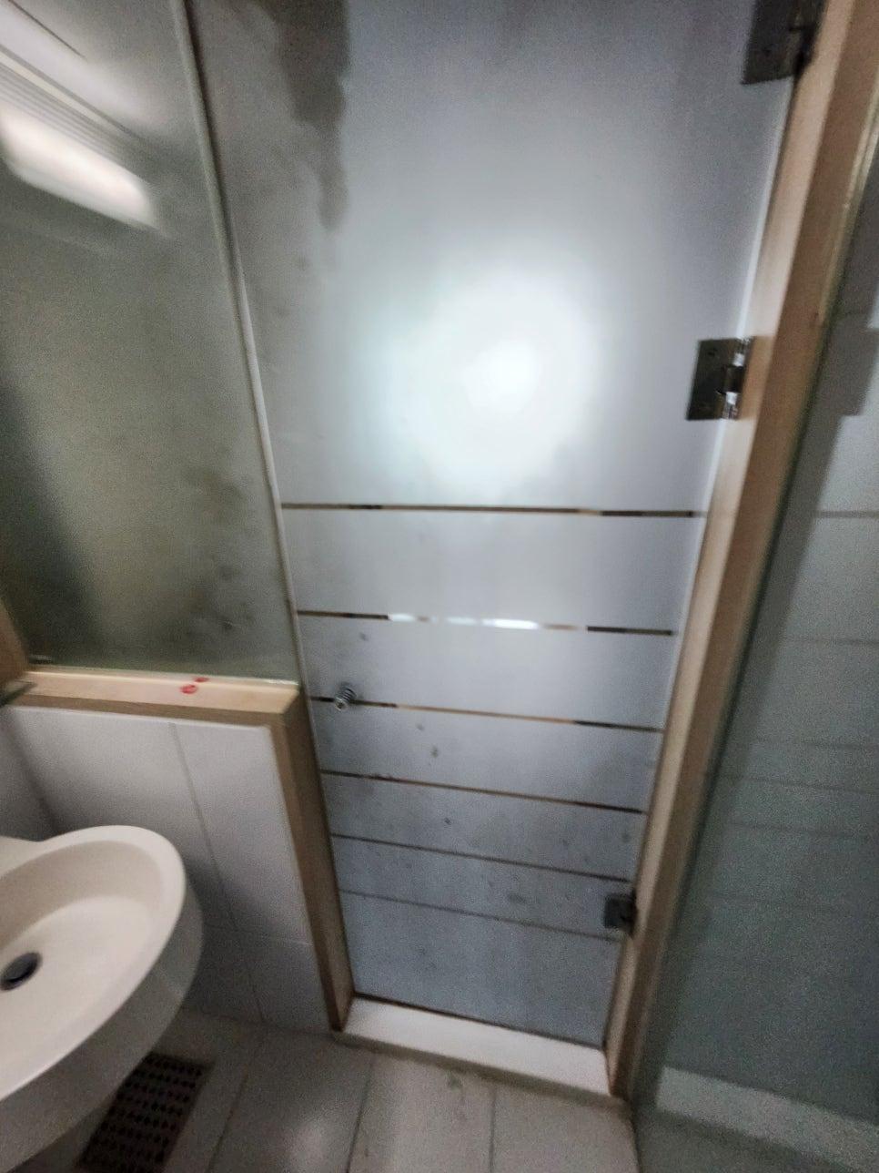 세면대 교체를 앞둔 기존 화장실의 상태