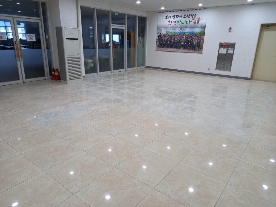 소화기와 공기 조절기가 설치된 벽면과 타일 바닥
