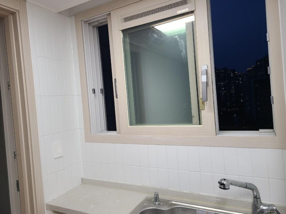 창호와 베이지색 상판이 보이는 주방 타일 작업 과정