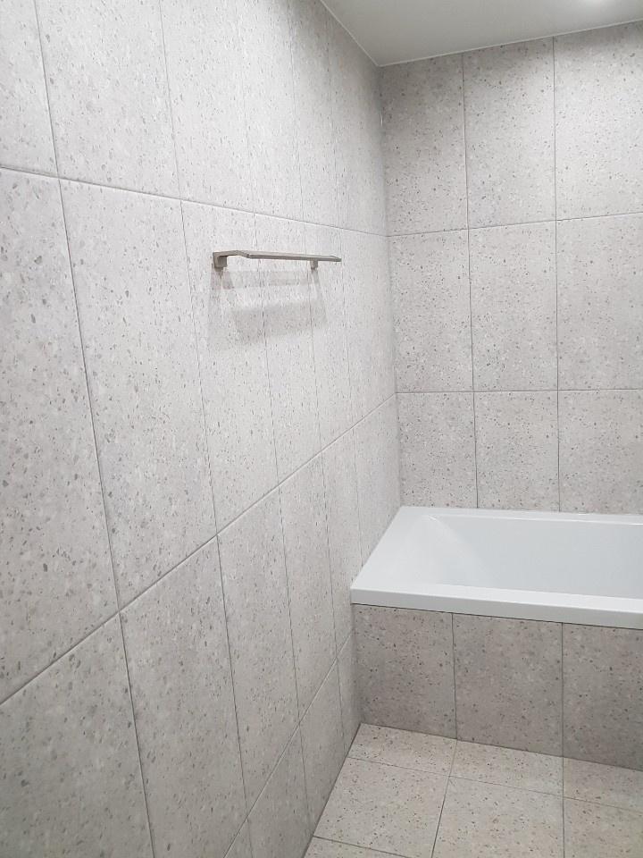 욕조가 설치된 욕실 내부 장면