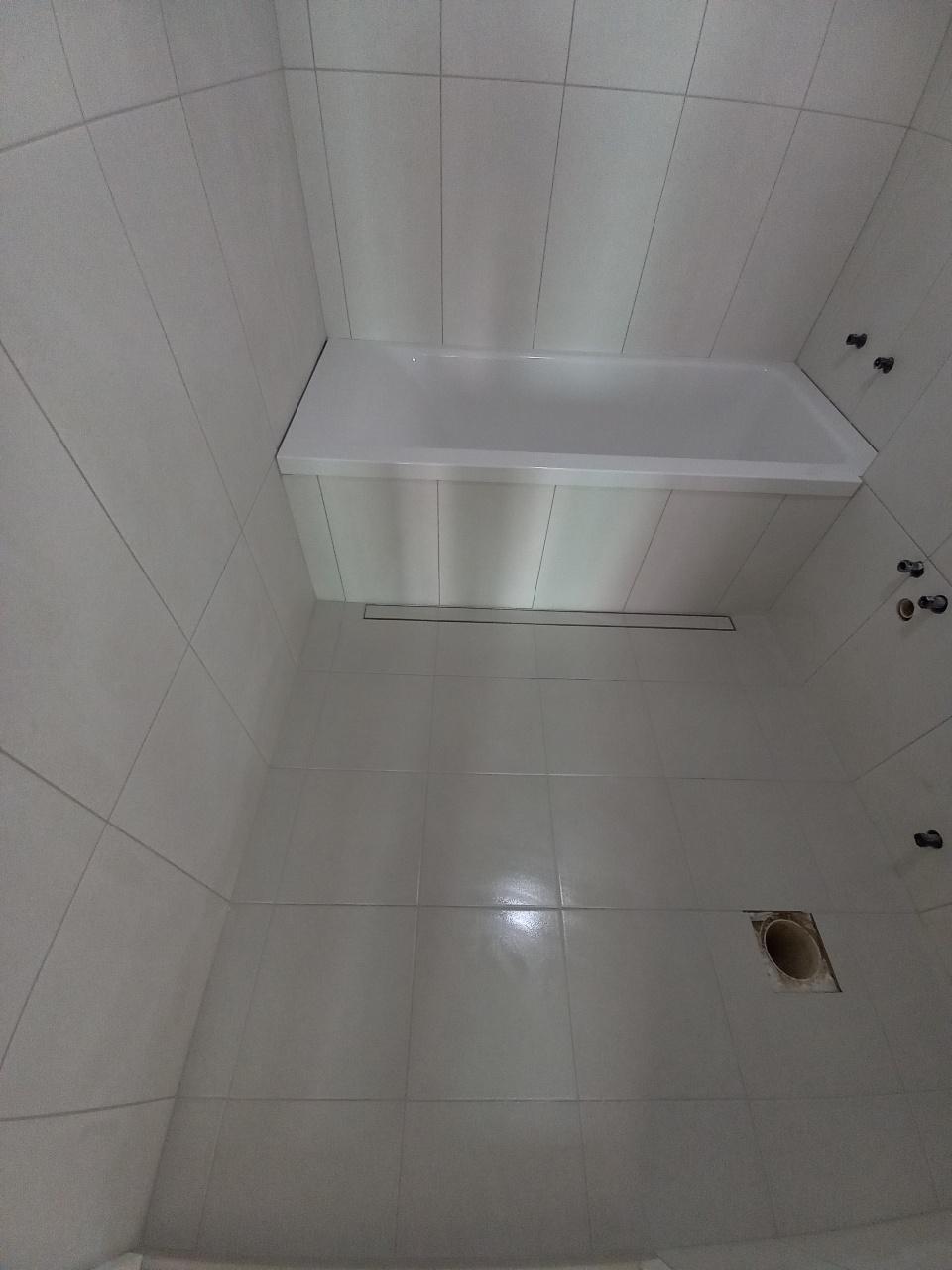 욕조 인근 타일 부착 과정