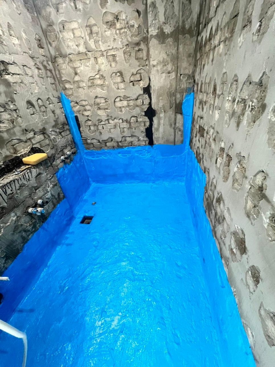 파란색 마감층이 입혀진 바닥과 벽면