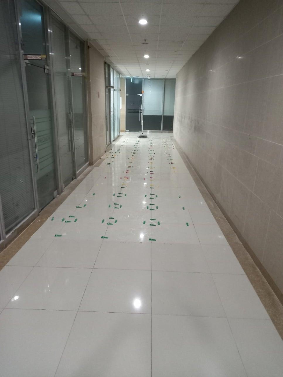 녹색과 빨간색 마감재가 놓인 복도 바닥