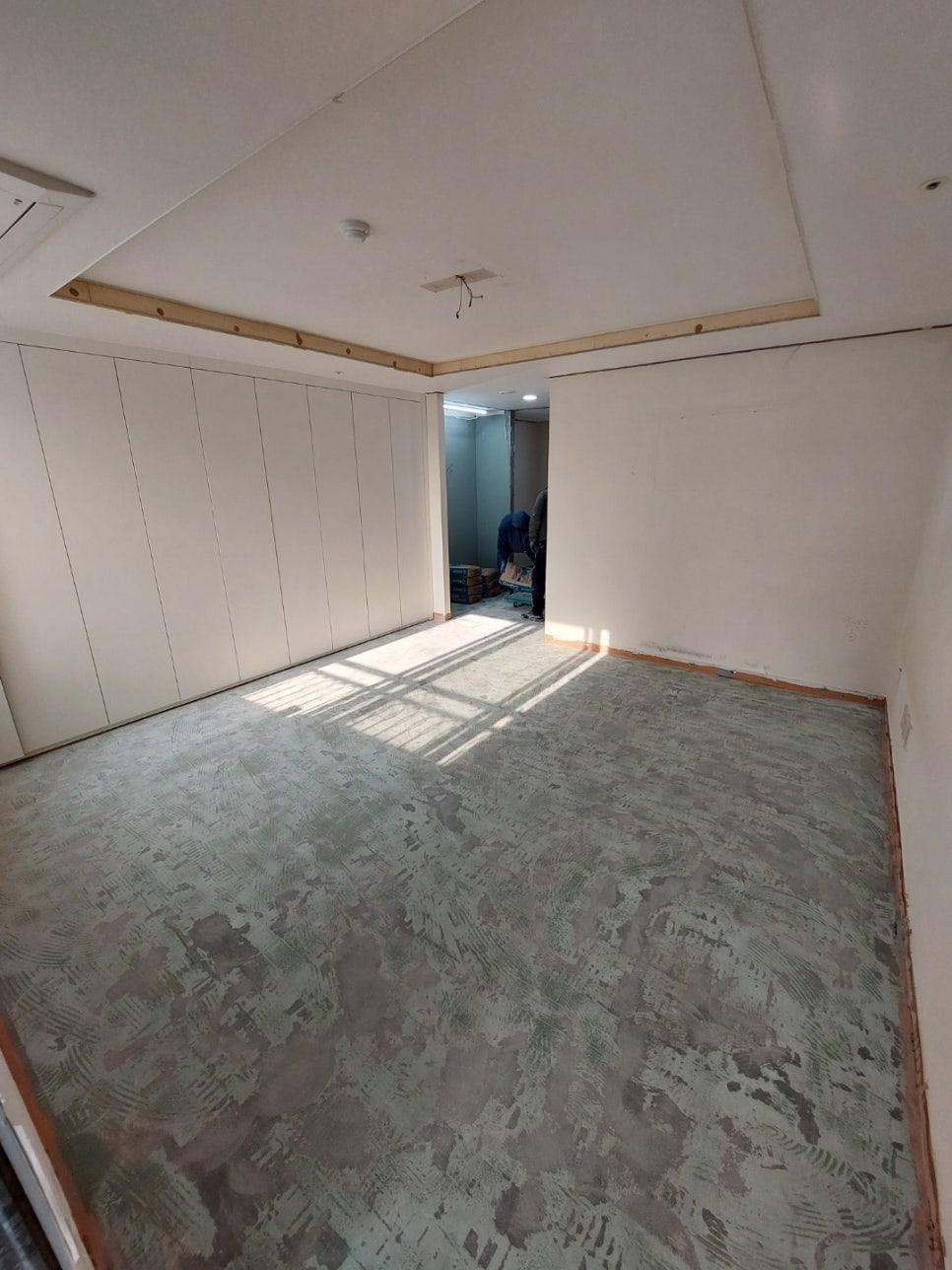 불투명 도어 패널이 적용된 수납장 모습