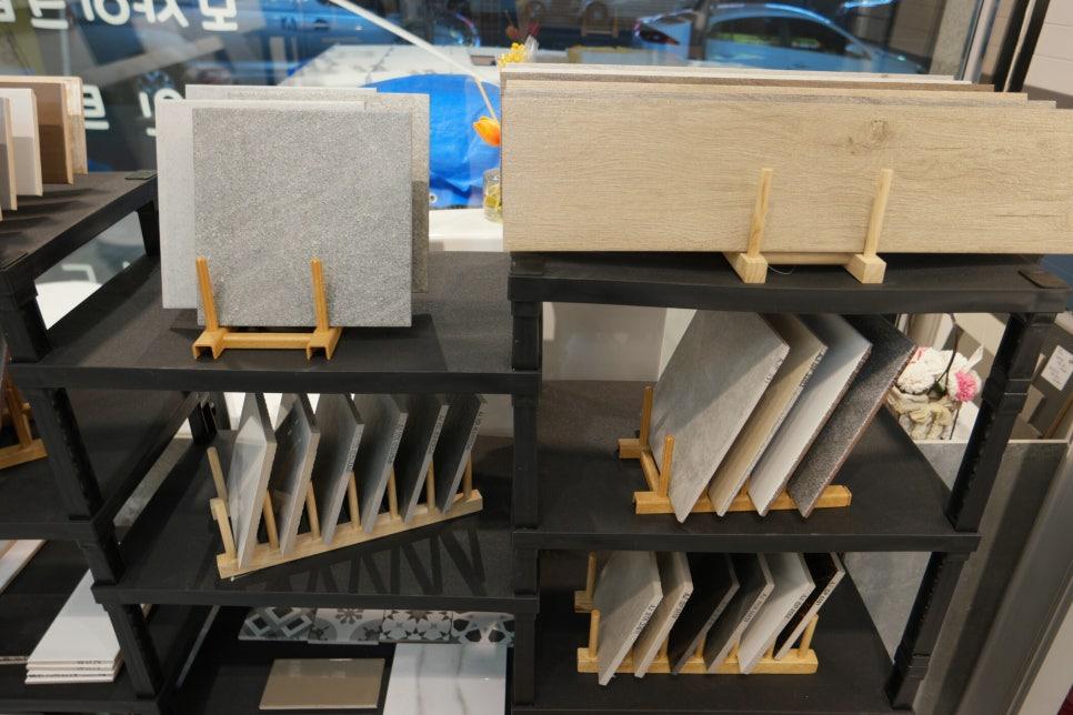 진열대에 나란히 놓인 타일과 목재 패널 샘플