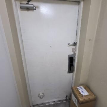 다크 그레이 컬러 현관문