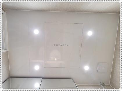 바닥 배관을 벽 배관으로 옮겨 완성한 모던 욕실 | 송파구 풍납동 대동 아파트 · 잠들고욕실 · 인조 대리석 코너 선반, 슬라이드 바 샤워수전, 누오보 누오보 SP-403SA 기본형무광 매립휴지걸이 외 3개 시공 사진