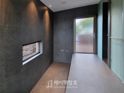 리프트슬라이딩 시스템창으로 완성한 개방감 있는 휴식처 | 거제도 독채 풀빌라 · 제이텍 창호 · 부산 · 알루미늄 시스템도어, 39T 강화+로이+일반 삼중유리, 43T 강화+로이+일반 삼중유리 외 3개 시공 사진