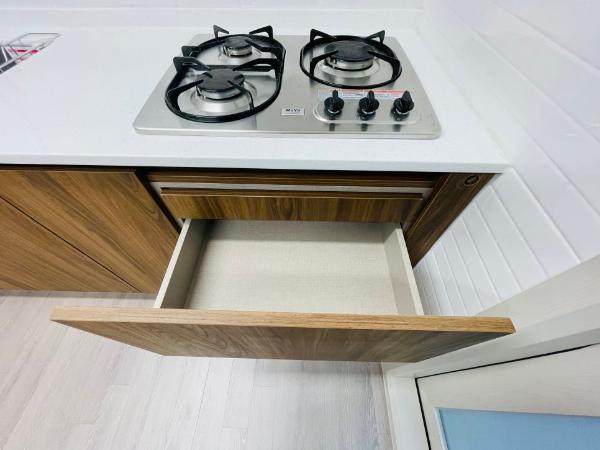 화이트 주방상판 인테리어 시공 사진 · LG 인조대리석 아이스버그 (G113) 24T