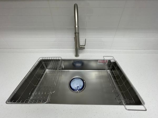화이트 주방상판 인테리어 시공 사진 · LG 인조대리석 아이스버그 (G113) 24T