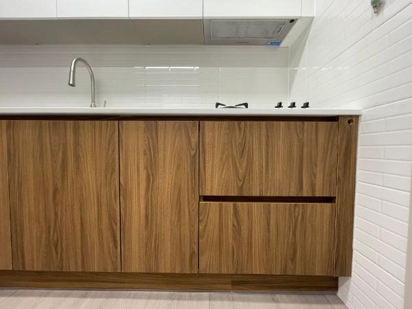 화이트 주방상판 인테리어 시공 사진 · LG 인조대리석 아이스버그 (G113) 24T