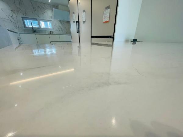 퓨어화이트 주방상판 인테리어 시공 사진 · LG 인조대리석 오로라 블랑 12T