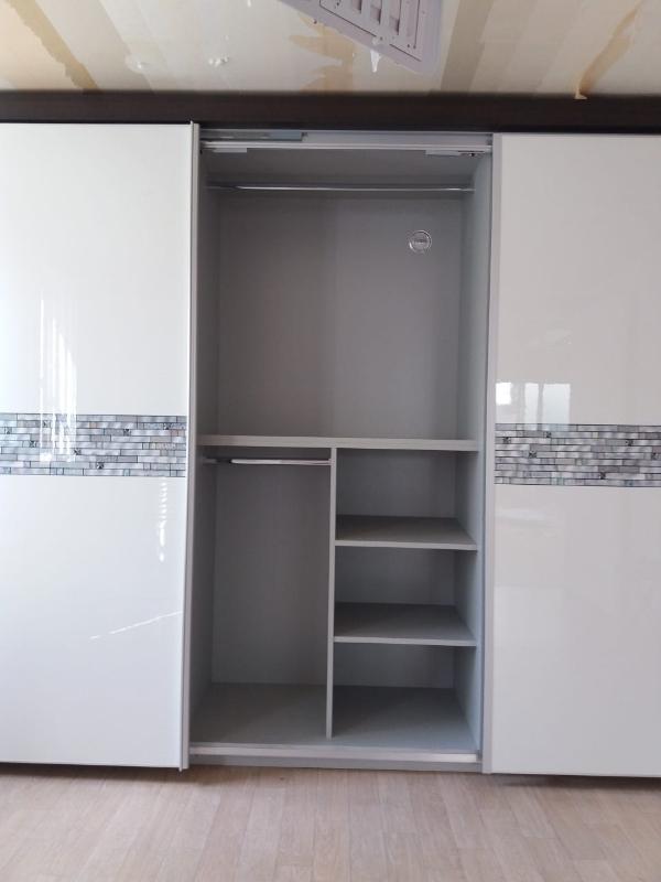 화이트 기타 인테리어 시공 사진 · 화이트 유광 도어