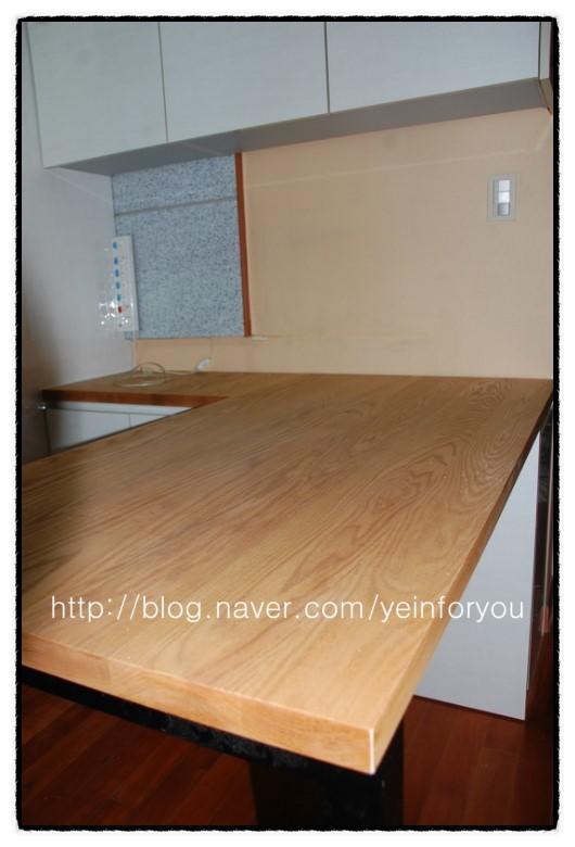 내추럴 우드 주방상판 인테리어 시공 사진 · 에쉬 레드오크 원목식탁 상판