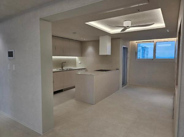 그레이 주방상판 인테리어 시공 사진 · 세라믹 엔지니어드 스톤(칸스톤) 오로라그레이