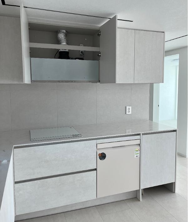 웜화이트 주방상판 인테리어 시공 사진 · LX 하이막스 오로라 웜블랑 (M622)