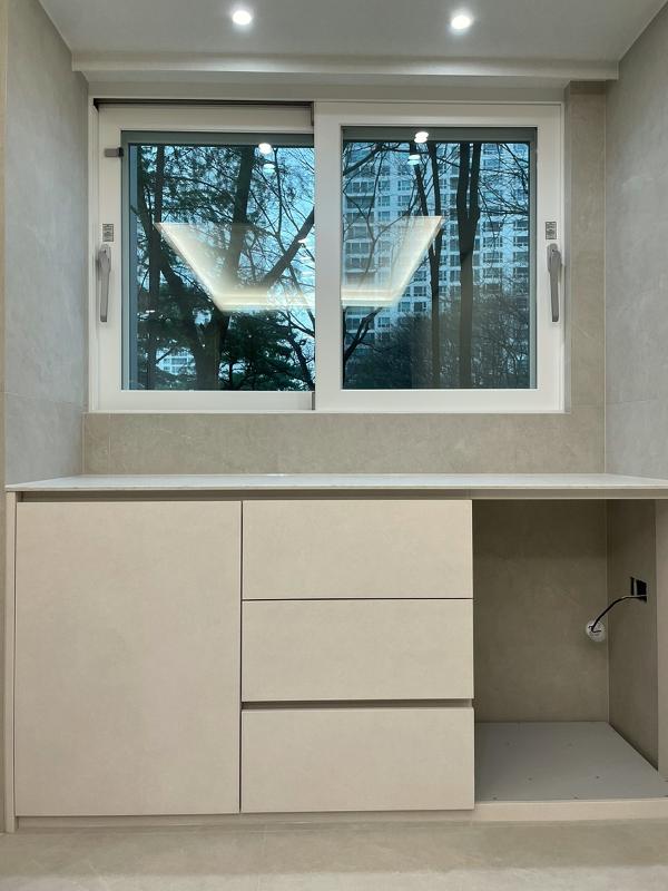 차콜·딥그레이 인테리어 시공 사진 · 세라믹 트라버티노 끼아로