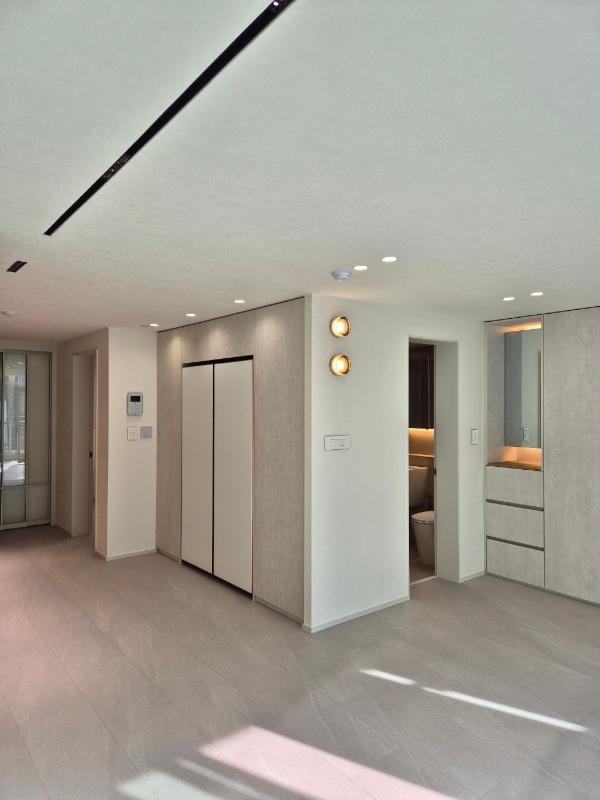미디엄 우드 도어 인테리어 시공 사진 · LX Z:IN 보르떼7 세라믹 프로스트