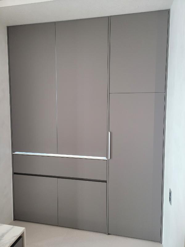화이트 주방상판 인테리어 시공 사진 · 세라믹 칼라카타 마니피코