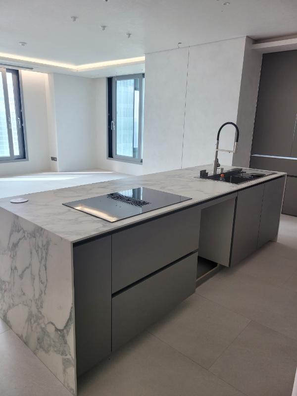 화이트 주방상판 인테리어 시공 사진 · 세라믹 칼라카타 마니피코