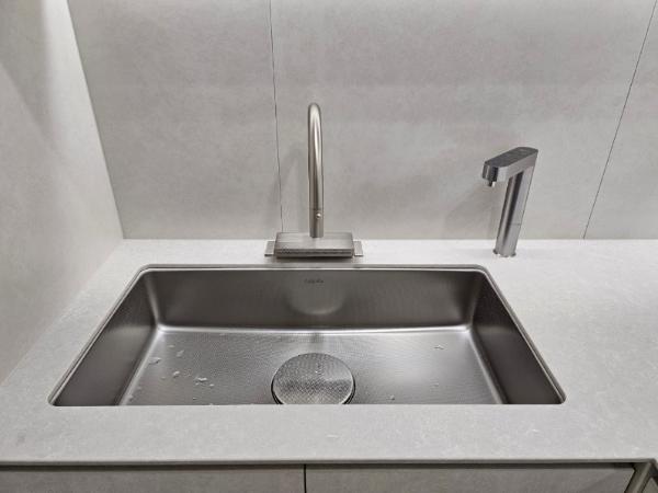 화이트 주방상판 인테리어 시공 사진 · 칸스톤 루나화이트 (WI763)
