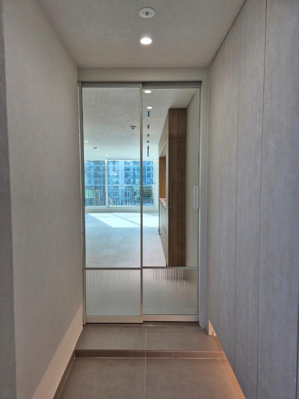 미디엄 우드 도어 인테리어 시공 사진 · LX Z:IN 보르떼7 세라믹 프로스트