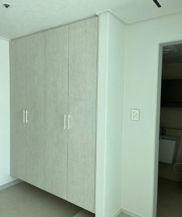 웜화이트 주방상판 인테리어 시공 사진 · LX 하이막스 오로라 웜블랑 (M622)