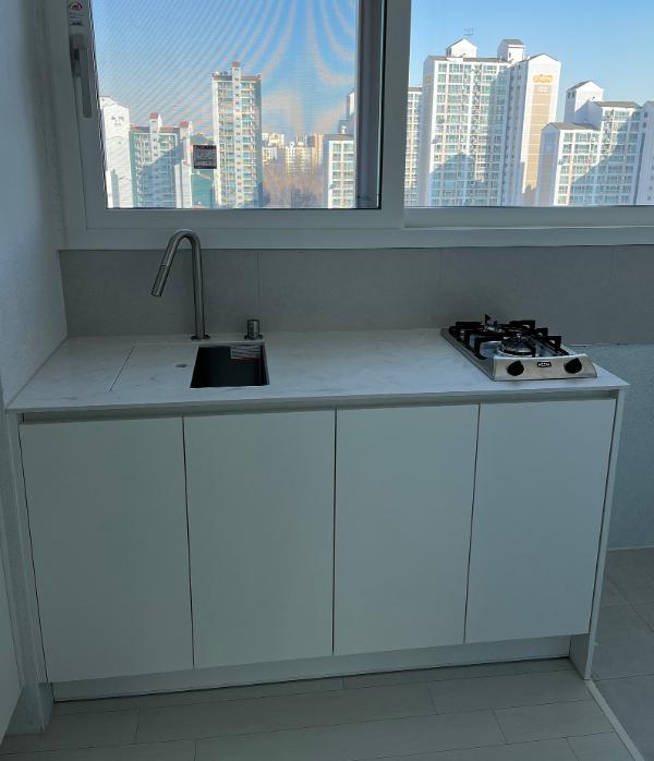 웜화이트 주방상판 인테리어 시공 사진 · LX 하이막스 오로라 웜블랑 (M622)