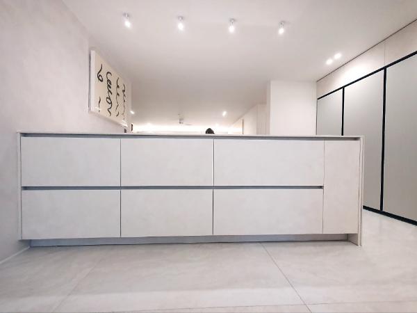 화이트 주방상판 인테리어 시공 사진 · 판도리아 세라믹 상판
