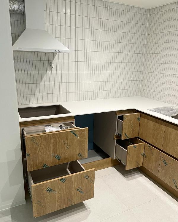 크림·아이보리 주방상판 인테리어 시공 사진 · 세라믹 엔지니어드 스톤(칸스톤) 캔디 화이트