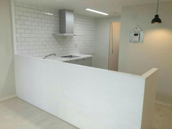화이트 주방상판 인테리어 시공 사진 · LG네츄럴화이트 상판